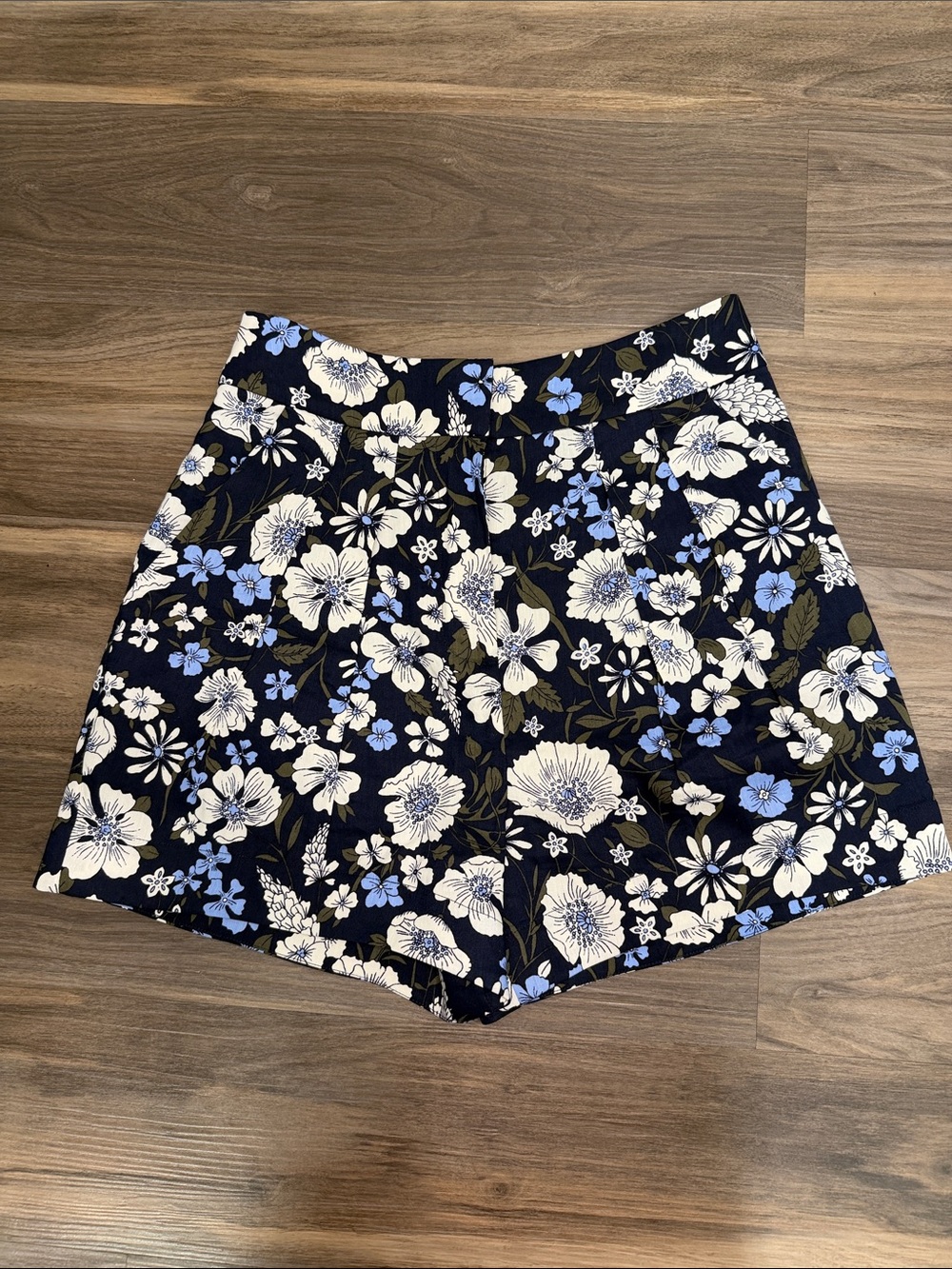 VERONICA BEARD BABINE NAVY PLEATED SHORTS SIZE 2!